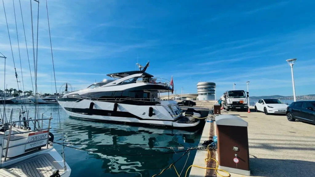 Yacht décarboné dans un port de Monaco