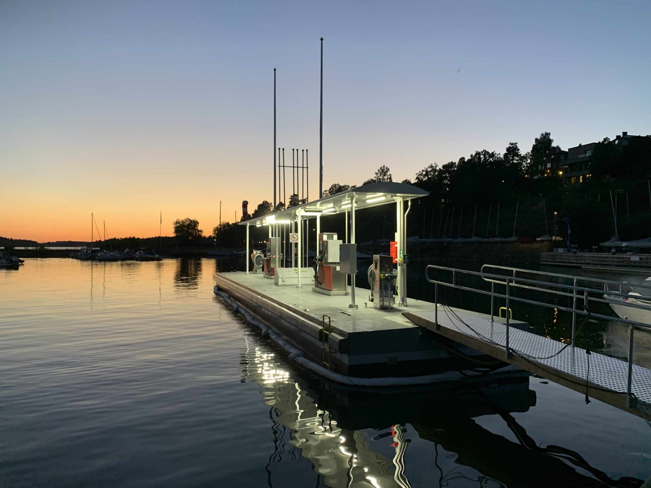 Archipelagos — barge en marina au coucher de soleil