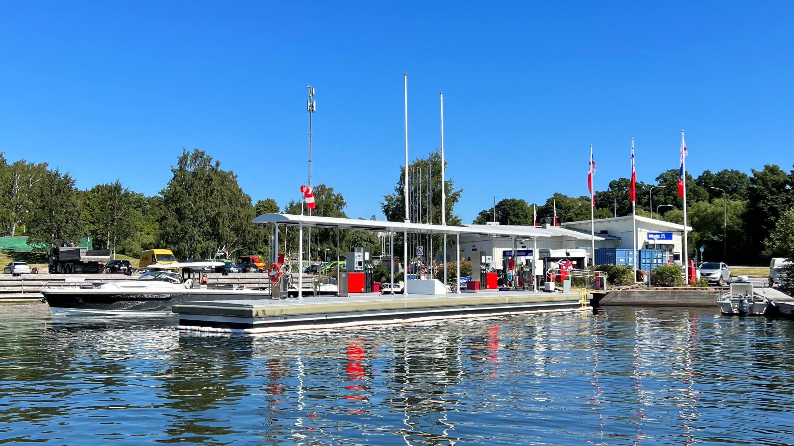 Barge Archipelagos SYF90 — station d'avitaillement flottante autonome, vue de jour